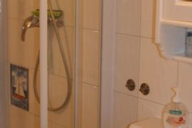 13 Bad mit Dusche, Spiegelschrank und Schminkspiegel
